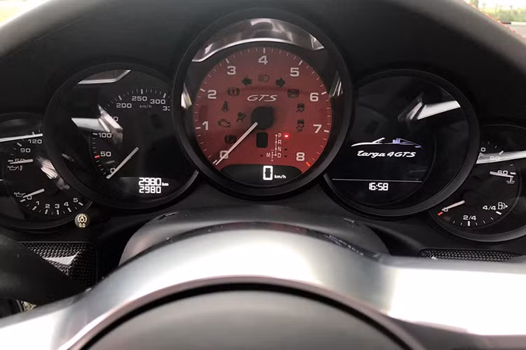 Porsche 911 Targa 4 GTS đời 2018 độc nhất tại Việt Nam có ghế thể thao cao cấp 4 hướng, điều chỉnh lưng ghế, chỉnh điện 18 hướng. Tựa đầu ghế thêu logo “GTS” màu đen. Giá tựa lưng sơn bạc xám, cổng sạc 12V dưới chân hành khách phía trước. Xem ảnh có thế thấy xe đã lăn bánh được quãng đường dài 2.980 km.