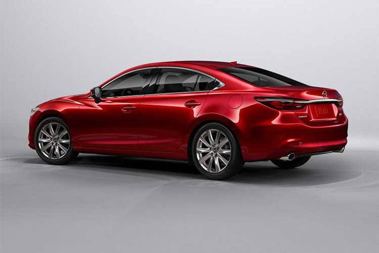 Ngoài ra, trên phiên bản Mazda6 2018 Sport tiêu chuẩn còn có những trang bị hiện đại như hệ thống phát hiện điểm mù, cảnh báo phương tiện cắt ngang khi lùi, hỗ trợ phanh trong nội đô, hệ thống đèn LED trước/sau và bộ vành hợp kim đa chấu kích cỡ 17 inch.