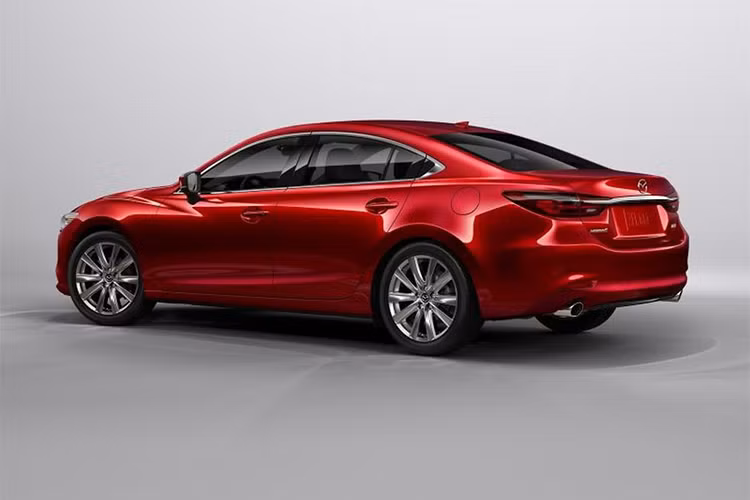 Ngoài ra, trên phiên bản Mazda6 2018 Sport tiêu chuẩn còn có những trang bị hiện đại như hệ thống phát hiện điểm mù, cảnh báo phương tiện cắt ngang khi lùi, hỗ trợ phanh trong nội đô, hệ thống đèn LED trước/sau và bộ vành hợp kim đa chấu kích cỡ 17 inch.