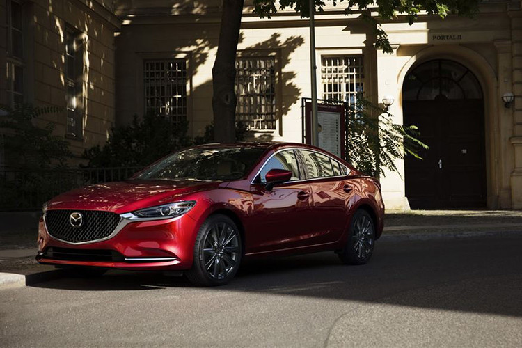 Tùy thuộc vào bản trang bị, Mazda6 2018 có 2 tùy chọn động cơ. Thứ nhất là động cơ xăng 4 xi-lanh, hút khí tự nhiên, dung tích 2,5 lít với công suất tối đa 187 mã lực và mô-men xoắn cực đại 252 Nm. Thứ hai là động cơ 4 xi-lanh, tăng áp, dung tích 2,5 lít mới, sản sinh công suất tối đa 250 mã lực và mô-men xoắn cực đại 420 Nm nếu dùng xăng cao cấp - động cơ này dành cho Mazda6 2018 từ bản Grand Touring trở lên.