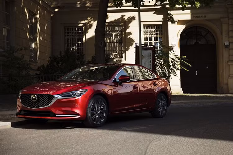 Tùy thuộc vào bản trang bị, Mazda6 2018 có 2 tùy chọn động cơ. Thứ nhất là động cơ xăng 4 xi-lanh, hút khí tự nhiên, dung tích 2,5 lít với công suất tối đa 187 mã lực và mô-men xoắn cực đại 252 Nm. Thứ hai là động cơ 4 xi-lanh, tăng áp, dung tích 2,5 lít mới, sản sinh công suất tối đa 250 mã lực và mô-men xoắn cực đại 420 Nm nếu dùng xăng cao cấp - động cơ này dành cho Mazda6 2018 từ bản Grand Touring trở lên.