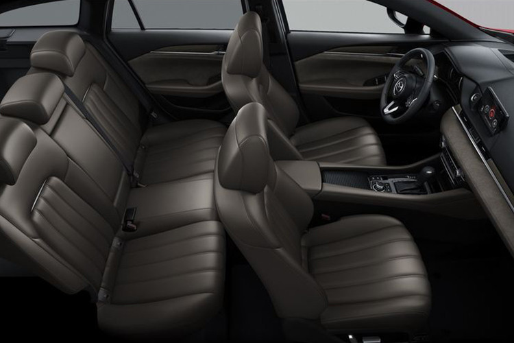 Riêng bản Grand Touring có giá 29.200 USD (tương đương khoảng 664 triệu đồng) sẽ được trang bị dàn âm thanh Bose, radio vệ tinh SiriusXM, hệ thống định vị, gương chiếu hậu chống chói cả trong lẫn ngoài, gương ngoại thất sấy và lẫy chuyển số trên vô lăng.