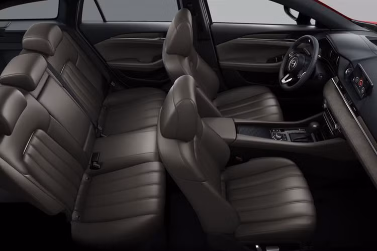 Riêng bản Grand Touring có giá 29.200 USD (tương đương khoảng 664 triệu đồng) sẽ được trang bị dàn âm thanh Bose, radio vệ tinh SiriusXM, hệ thống định vị, gương chiếu hậu chống chói cả trong lẫn ngoài, gương ngoại thất sấy và lẫy chuyển số trên vô lăng.