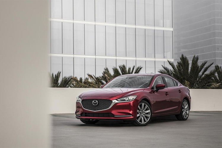 Dòng sedan cỡ trung Mazda6 phiên bản 2018 lần đầu tiên ra mắt trong triển lãm Los Angeles 2017 diễn ra vào cuối năm ngoái. Mẫu xe này dự kiến sẽ có mặt trên thị trường Mỹ vào tháng 4/2018, đối thủ của Honda Accord và Toyota Camry 2018 đã được công bố giá bán chính thức.