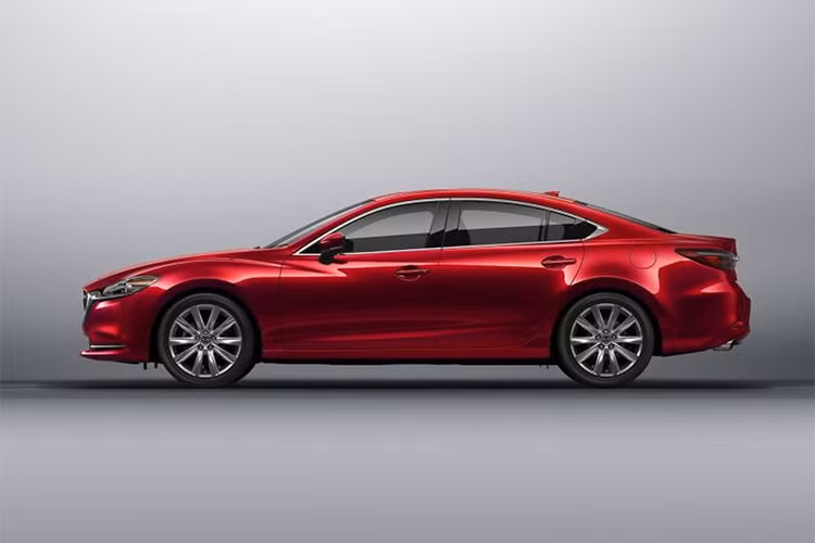 Theo đó, mẫu xe sedan Mazda6 phiên bản 2018 sẽ có giá khởi điểm tại thị trường Mỹ từ 21.950 USD (tương đương 499 triệu đồng), tăng chỉ 5 USD so với phiên bản cũ dù đã được nâng cấp đáng kể về thiết kế lẫn trang bị.