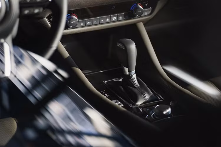 Những trang bị như ghế bọc da, chỉnh điện phía trước, ghế trước/sau/vô lăng sưởi, ghế trước thoáng khí, cánh gió đuôi và bộ vành khác biệt lại được cung cấp tiêu chuẩn cho bản Mazda6 2018 bản Grand Touring Reserve có giá từ 31.700 USD (tương đương 721 triệu đồng).