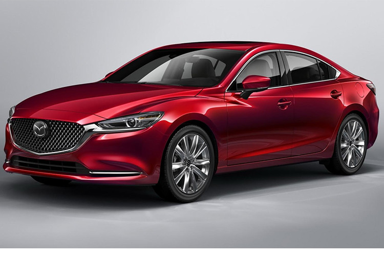 Bỏ ra số tiền này, khách hàng Mỹ sẽ nhận về Mazda6 2018 bản Sport tiêu chuẩn với những trang bị như điều hòa không khí tự động 2 vùng, mở cửa/khởi động máy không cần chìa khóa, hệ thống thông tin giải trí, kết nối Bluetooth, camera lùi, kiểm soát hành trình và dàn âm thanh 6 loa.