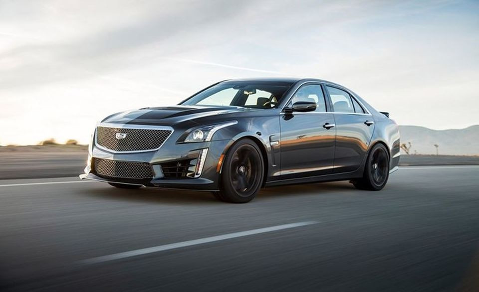 Cadillac CTS-V 2018: Xe sử dụng động cơ V8 siêu nạp mạnh mẽ của những mẫu xe cơ bắp, ngoại hình xe khỏe khoắn, hiện đại.