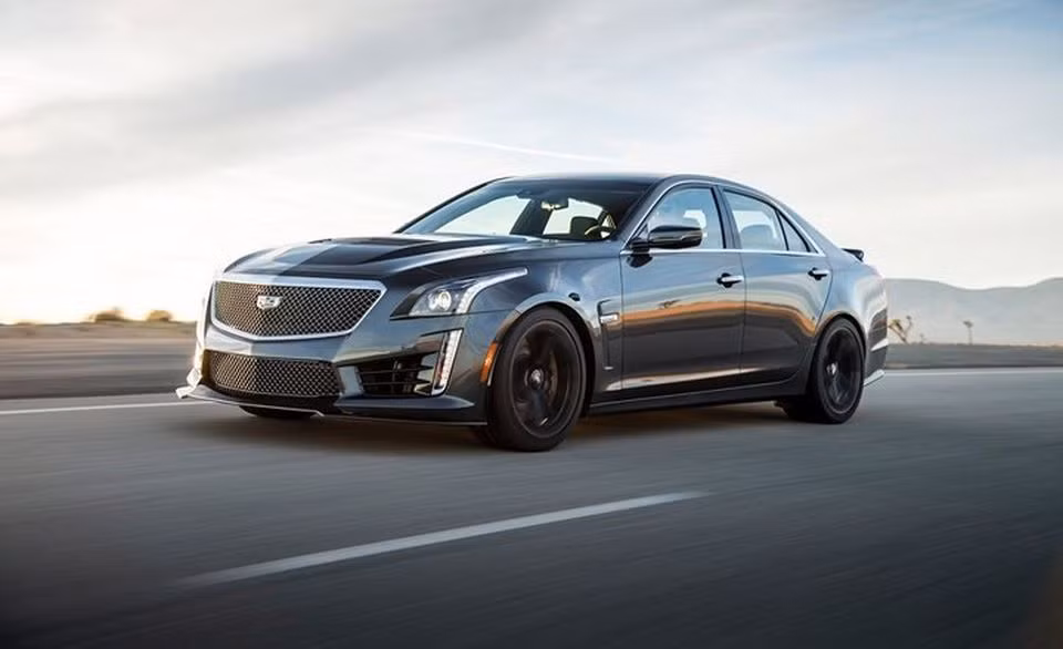 Cadillac CTS-V 2018: Xe sử dụng động cơ V8 siêu nạp mạnh mẽ của những mẫu xe cơ bắp, ngoại hình xe khỏe khoắn, hiện đại.