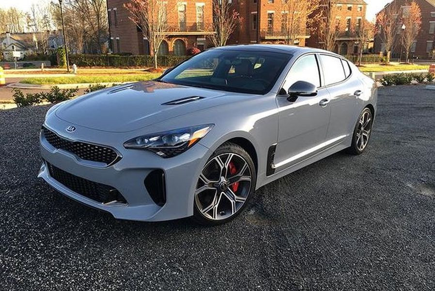 Kia Stinger GT 2018: Stinger GT sử dụng động cơ V6 3.3T tăng áp cho công suất tối đa 365 mã lực, mô-men xoắn cực đại 509Nm. Khả năng tăng tốc từ 0-100 km/h trong 5,1 giây và đạt vận tốc tối đa 269 km/h.