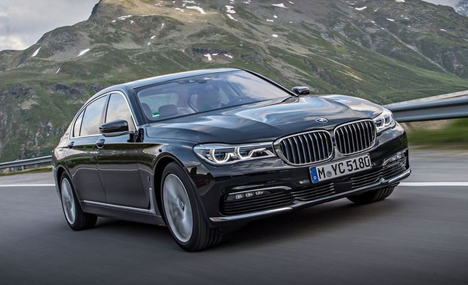 BMW 740e xDrive iPerformance: Động cơ xe là sự kết hợp của động cơ xăng TwinPower Turbo 2.0L và động cơ điện công suất 111 mã lực.