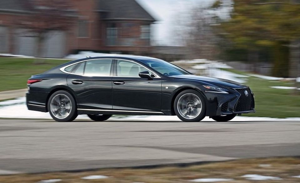 Lexus LS 500 F 2018: Lexus cung cấp hai tùy chọn động cơ đốt trong truyền thống và động cơ hybrid cho chiếc xe sedan hạng sang này.