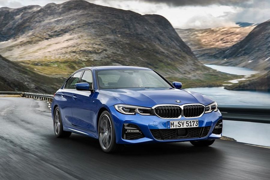 BMW 3 Series 2019: Vừa ra mắt tại Paris Motor Show 2018, chiếc xe nhanh chóng gây tiếng vang với ngoại hình bắt mắt và nhiều tùy chọn động cơ.