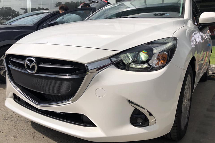 Theo bảng thông số, Mazda2 2018 tại Việt Nam được chia thành 4 bản trang bị là Sky, Neo (cấu hình sedan), Maxx và Style (cấu hình hatchback). Ở cấu hình sedan, Mazda2 2018 có kích thước là chiều dài 4.320 mm, rộng 1.695 mm, cao 1.470 mm và chiều dài cơ sở 2.570 mm.
