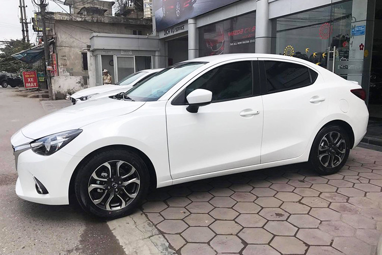 Tại Việt Nam, Mazda2 2018 sẽ có tổng cộng 9 tùy chọn màu sắc ngoại thất là trắng, bạc, đen, xanh đen, nâu, xanh ngọc, xám xanh, đỏ sẫm và đỏ pha lê. Trong đó, cấu hình sedan không có màu xanh đen và bản Sky không có màu đỏ pha lê. Riêng cấu hình hatchback lại không có màu bạc và đen. Xe sẽ có giá 509 triệu đồng cho bản Sky, 559 triệu đồng cho bản Neo, 589 triệu đồng cho bản Maxx và 599 triệu đồng cho bản Style.