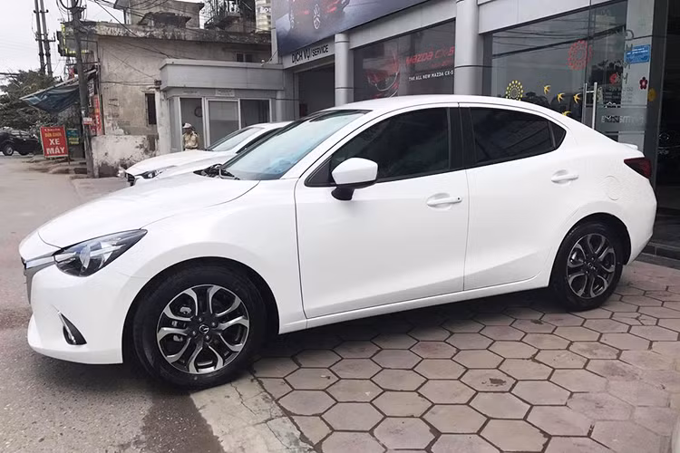 Tại Việt Nam, Mazda2 2018 sẽ có tổng cộng 9 tùy chọn màu sắc ngoại thất là trắng, bạc, đen, xanh đen, nâu, xanh ngọc, xám xanh, đỏ sẫm và đỏ pha lê. Trong đó, cấu hình sedan không có màu xanh đen và bản Sky không có màu đỏ pha lê. Riêng cấu hình hatchback lại không có màu bạc và đen. Xe sẽ có giá 509 triệu đồng cho bản Sky, 559 triệu đồng cho bản Neo, 589 triệu đồng cho bản Maxx và 599 triệu đồng cho bản Style.