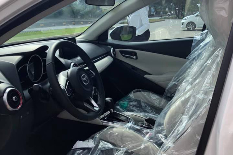 Trong khi đó các phiên bản cao cấp Mazda2 Neo và Style sẽ có đầy đủ tiện nghi như Mazda2 tại Việt Nam trước đó, bao gồm mâm đúc 16 inch, đèn pha LED, đèn pha tự động, hệ thống âm thanh 6 loa, ghế bọc da, lẫy chuyển số vô lăng, gạt mưa tự động, điều hoà tự động, hệ thống giải trí cao cấp với màn hình Mazda Connect cảm ứng 7 inch.