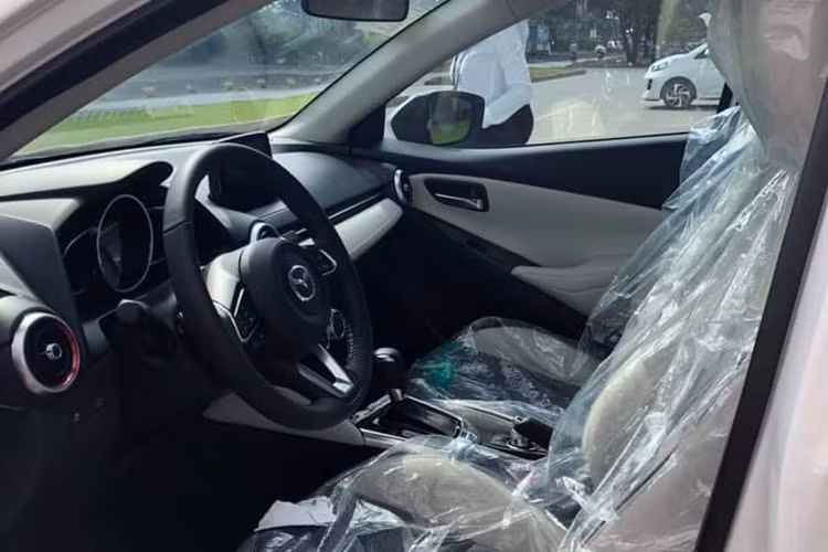 Trong khi đó các phiên bản cao cấp Mazda2 Neo và Style sẽ có đầy đủ tiện nghi như Mazda2 tại Việt Nam trước đó, bao gồm mâm đúc 16 inch, đèn pha LED, đèn pha tự động, hệ thống âm thanh 6 loa, ghế bọc da, lẫy chuyển số vô lăng, gạt mưa tự động, điều hoà tự động, hệ thống giải trí cao cấp với màn hình Mazda Connect cảm ứng 7 inch.