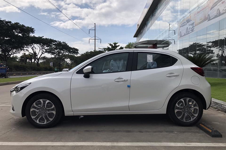 Những hình ảnh này cho thấy Mazda2 phiên bản 2018 vừa về Việt Nam có thiết kế ngoại thất giống hệt sản xuất tại Thái Lan. Đồng thời, so với phiên bản cũ, Mazda2 2018 có thiết kế ngoại thất không khác biệt nhiều.