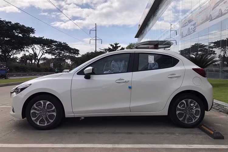 Những hình ảnh này cho thấy Mazda2 phiên bản 2018 vừa về Việt Nam có thiết kế ngoại thất giống hệt sản xuất tại Thái Lan. Đồng thời, so với phiên bản cũ, Mazda2 2018 có thiết kế ngoại thất không khác biệt nhiều.