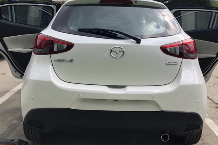 Trong khi đó, các con số tương ứng của cấu hình của mẫu xe Mazda2 hatchback 2018 sẽ là 4.060 mm, 1.695 mm, 1.495 mm và 2.570 mm. Một điểm chung nữa của 4 bản trang bị của Mazda2 tại Việt Nam đều sẽ là động cơ xăng 4 xi-lanh, dung tích 1,5 lít như cũ. 