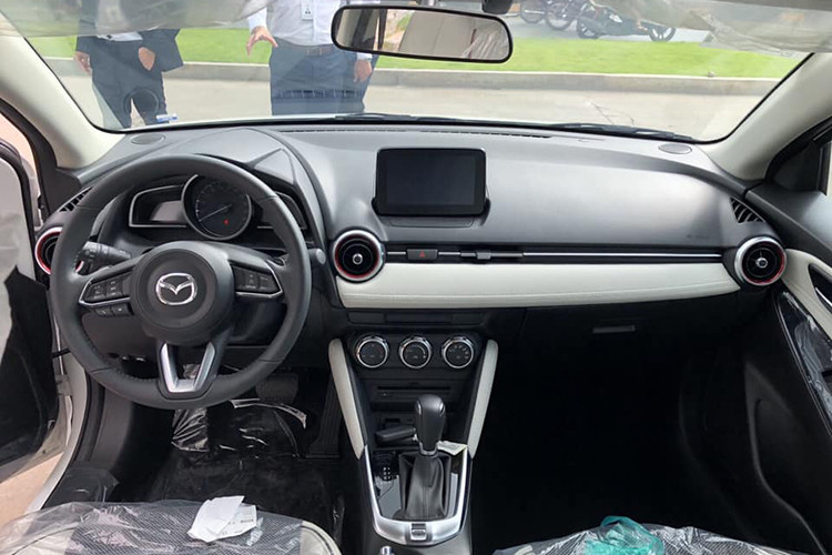 Bản tiêu chuẩn Mazda2 Sky và Maxx sẽ chỉ được trang bị ghế nỉ, hệ thống giải trí đơn giản với CD, không có màn hình Mazda Connet. Xe cũng sẽ không có đèn pha cũng như gạt mưa tự động, hệ thống âm thanh chỉ có 4 loa. Riêng phiên bản sedan Sky không có Smart Key và camera lùi.