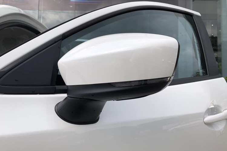 Một trong những thay đổi đáng chú ý nhất của dòng Mazda2 2018 tại Việt Nam chính là bản cắt trang bị Sky tiêu chuẩn. Bản trang bị này sẽ có vành hợp kim 15 inch, lốp 185/65R15, đèn pha Halogen cân bằng góc chiếu chỉnh tay.