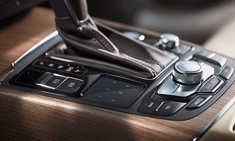 Audi A6 được trang bị động cơ xăng V6 3.0L sản sinh công suất 333 mã lực và mô-men xoắn cực đại 440 Nm.