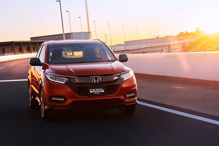 Hãng xe Nhật Bản vừa công bố hình ảnh nâng cấp cho chiếc xe Honda Vezel mới (hay còn được biết đến với tên gọi Honda HR-V 2018 mới). Về ngoại hình, chiếc xe mới nhà Honda nhận được những thay đổi đáng kể, nhất là phần đầu khá giống với "người anh em" Civic thế hệ mới.