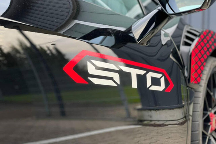 Đáng chú ý là thay vì hỏi giá cụ thể bao nhiêu, Minh Nhựa đã trực tiếp đưa ra con số 19 tỷ đồng để làm mốc cho chiếc xe Lamborghini Huracan STO này. Việc Minh Nhựa hỏi giá xe Lamborghini Huracan STO chỉ 19 tỷ đồng đã khiến người bán "khóc ròng".