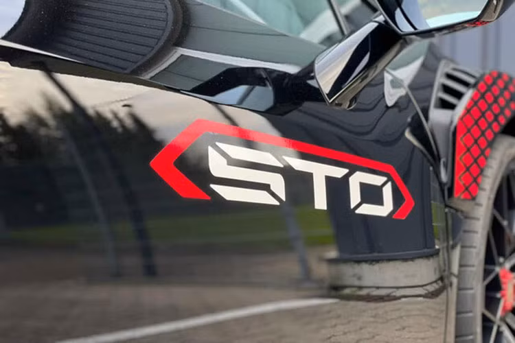 Đáng chú ý là thay vì hỏi giá cụ thể bao nhiêu, Minh Nhựa đã trực tiếp đưa ra con số 19 tỷ đồng để làm mốc cho chiếc xe Lamborghini Huracan STO này. Việc Minh Nhựa hỏi giá xe Lamborghini Huracan STO chỉ 19 tỷ đồng đã khiến người bán "khóc ròng".