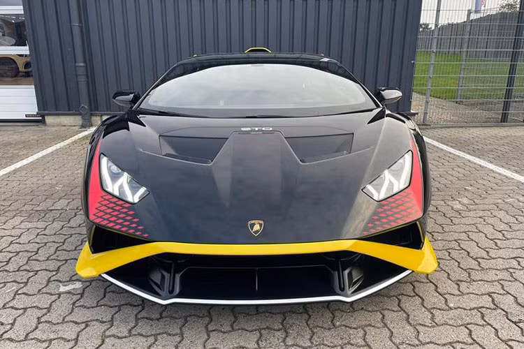 Lamborghini Huracan STO sở hữu khối động cơ V10, dung tích 5.2 lít, mang đến công suất tối đa 640 mã lực tương tự như phiên bản Huracan EVO nhưng mô-men xoắn cực đại chỉ 565 Nm, yếu hơn 35 Nm. Ngoài ra, so sánh về thông số với Lamborghini Huracan tiêu chuẩn, dòng xe Lamborghini Huracan STO mạnh hơn đến 30 mã lực và tăng 5 Nm ở mô-men xoắn cực đại.