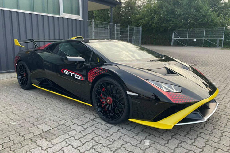 Mới đây, Minh Nhựa đã gây xôn xao khi hỏi giá chiếc siêu xe Lamborghini Huracan STO đời mới do một người hay bảo dưỡng các dòng siêu xe và xe siêu sang cũng như đảm nhận luôn việc nhập khẩu xe đắt tiền về nước đã thu hút không ít sự quan tâm của cộng đồng mạng cũng như giới mê xe ở dải đất hình chữ S.