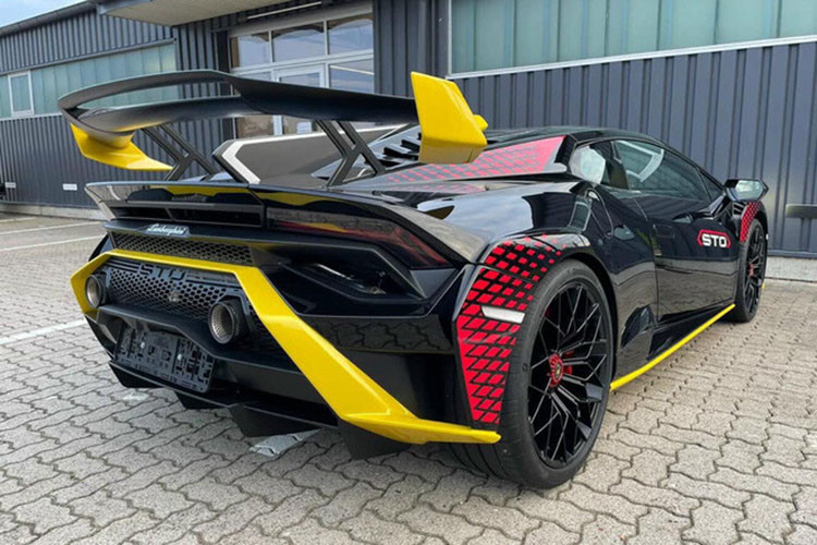 Đáp lại bình luận đầy ẩn ý của Minh Nhựa, người rao bán chiếc siêu xe Lamborghini Huracan STO chỉ cho biết không thể có mức giá đó vì phiên bản mới nhất và đắt nhất của dòng xe Lamborghini Huracan đang chịu thuế khá cao tại Việt Nam. Minh "Nhựa" sau đó hồi âm vậy để anh mua xe mô hình cho lẹ.