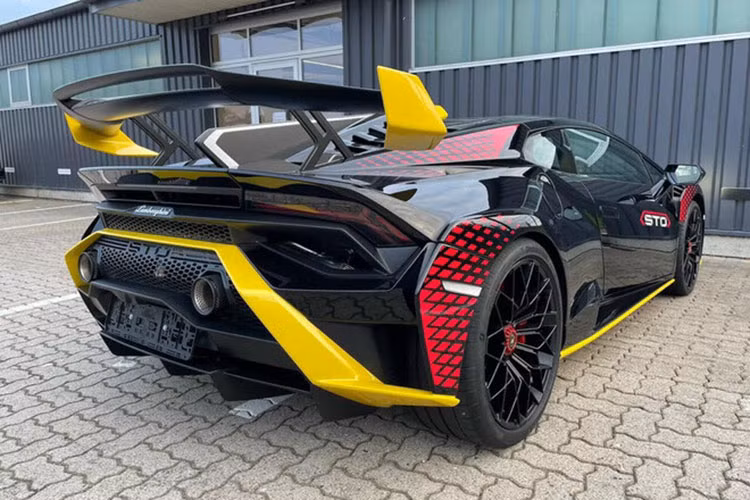 Đáp lại bình luận đầy ẩn ý của Minh Nhựa, người rao bán chiếc siêu xe Lamborghini Huracan STO chỉ cho biết không thể có mức giá đó vì phiên bản mới nhất và đắt nhất của dòng xe Lamborghini Huracan đang chịu thuế khá cao tại Việt Nam. Minh "Nhựa" sau đó hồi âm vậy để anh mua xe mô hình cho lẹ.
