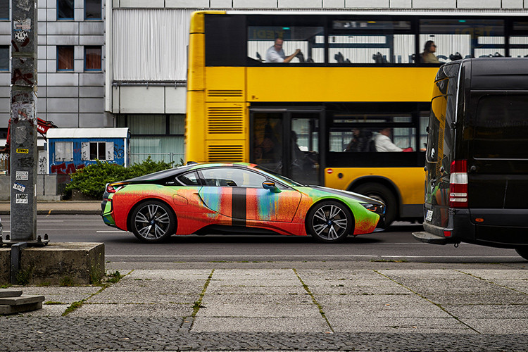 Được miêu tả là “một thử nghiệm độc lập mang tính hình thức và màu sắc,” mẫu siêu xe BMW BMW i8 này được sở hữu bởi một người bạn của Thomas Scheibitz, họa sĩ chịu trách nhiệm cho chiếc xe nghệ thuật, người đã nhìn lại những bức tranh cỡ nhỏ của mình cách đây hai năm để tìm nguồn cảm hứng.