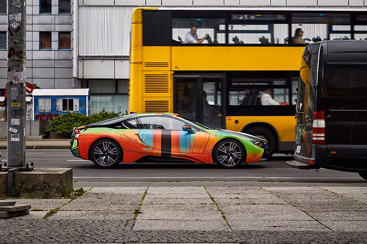 Được miêu tả là “một thử nghiệm độc lập mang tính hình thức và màu sắc,” mẫu siêu xe BMW BMW i8 này được sở hữu bởi một người bạn của Thomas Scheibitz, họa sĩ chịu trách nhiệm cho chiếc xe nghệ thuật, người đã nhìn lại những bức tranh cỡ nhỏ của mình cách đây hai năm để tìm nguồn cảm hứng.