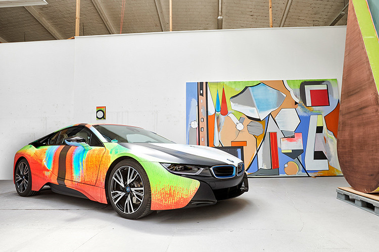 Chính vì lẽ đó, chiếc xe thể thao hybrid của BMW đã nhận được những mảnh ghép được phóng lớn và quét lại của bức tranh bên ngoài, trong phạm vi khác nhau giúp nó khác lạ hoàn toàn so với những chiếc xe khác.