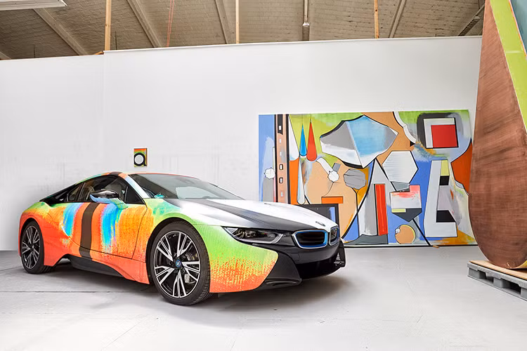 Chính vì lẽ đó, chiếc xe thể thao hybrid của BMW đã nhận được những mảnh ghép được phóng lớn và quét lại của bức tranh bên ngoài, trong phạm vi khác nhau giúp nó khác lạ hoàn toàn so với những chiếc xe khác.