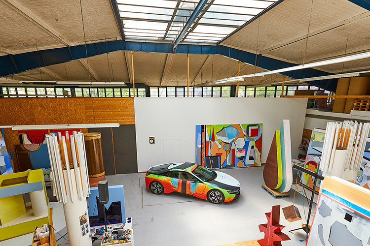 Thomas Scheibitz, người cũng là giáo sư bộ môn hội họa ở Academy of Fine Arts tại Dusseldorf, Đức, đã trình bày tác phẩm của mình tới công chúng vào thứ 7 tuần trước, ở studio Berlin của ông ấy.