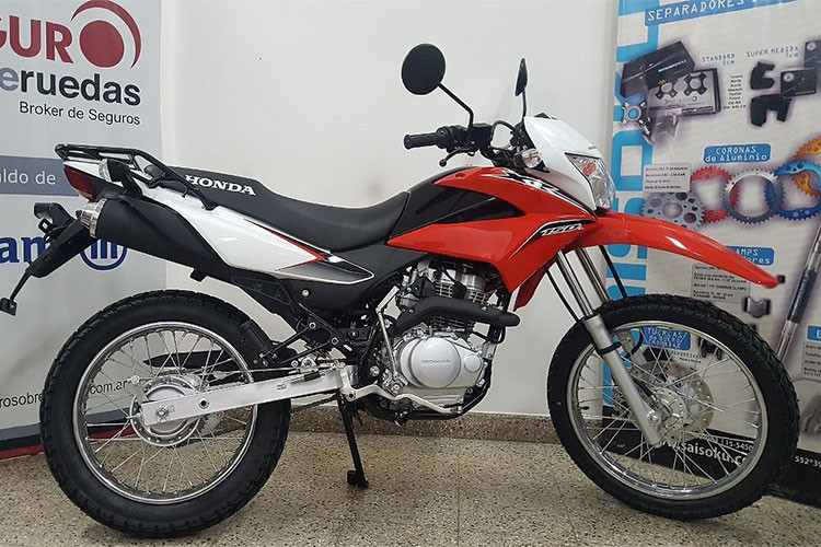 Honda XR150L giá 65 triệu đồng. Đây là mẫu xe cào cào được đánh giá là lựa chọn tốt nhất trong phân khúc 150cc giá rẻ tại thị trường Việt Nam. XR150L rất được đón nhận bởi những biker thích đi tour, với những tiêu chuẩn cần thiết như: gọn nhẹ, linh động, dung tích xylanh vừa đủ để chinh phục các cung đường, mức tiêu hao nhiên liệu tiết kiệm.