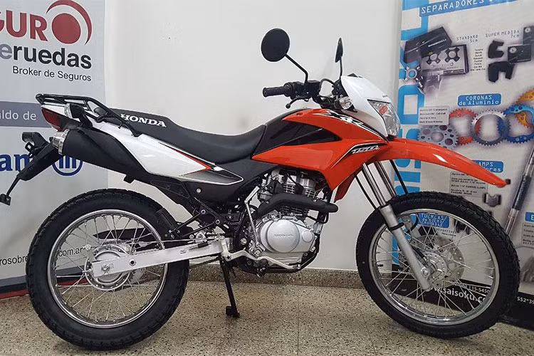 Honda XR150L giá 65 triệu đồng. Đây là mẫu xe cào cào được đánh giá là lựa chọn tốt nhất trong phân khúc 150cc giá rẻ tại thị trường Việt Nam. XR150L rất được đón nhận bởi những biker thích đi tour, với những tiêu chuẩn cần thiết như: gọn nhẹ, linh động, dung tích xylanh vừa đủ để chinh phục các cung đường, mức tiêu hao nhiên liệu tiết kiệm.