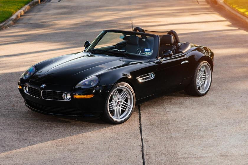 Hầu hết fan hâm mộ của BMW đều biết đến mẫu xe thể thao cực hiếm này, chỉ có 555 chiếc Z8 Alpina này được ra đời. Có 2 phiên bản động cơ trên Z8: V8 4.9L sử dụng hộp số sàn 6 cấp và động cơ V8 4.8L sử dụng hộp số tự động 6 cấp.