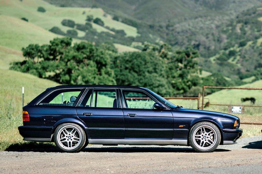 Phiên bản touring của BMW E34 M5 rất hiếm khi chỉ có 891 chiếc được sản xuất và tất cả đều là tay lái nghịch (vô lăng bên phải). E34 M5 Touring có động cơ được lấy từ mẫu xe BMW M1 huyền thoại cho công suất mạnh hơn phiên bản thông thường.