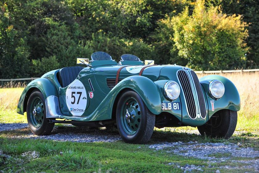 BMW 328 được sản xuất chỉ vỏn vẹn 4 năm từ 1936-1940. 328 từng giành được hơn 100 chiến thắng trong các cuộc đua vào năm 1937 và nhiều chiến thắng khác như Le Mans, RAC Rally, Rally Alpine... BMW 328 còn đạt được giải thưởng Car of The Century vào năm 1999.