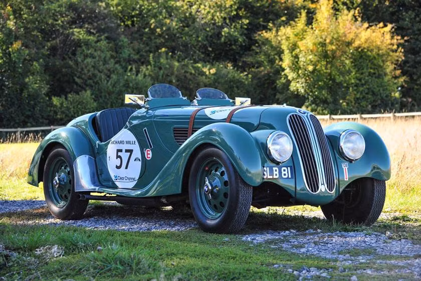 BMW 328 được sản xuất chỉ vỏn vẹn 4 năm từ 1936-1940. 328 từng giành được hơn 100 chiến thắng trong các cuộc đua vào năm 1937 và nhiều chiến thắng khác như Le Mans, RAC Rally, Rally Alpine... BMW 328 còn đạt được giải thưởng Car of The Century vào năm 1999.