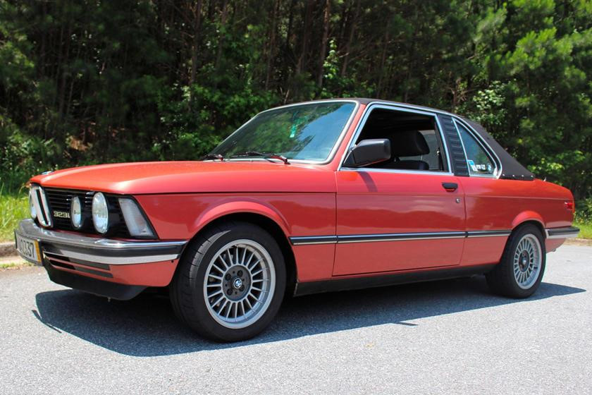 Trước khi phiên bản BMW E30 Series ra đời, hãng đã có được những thành công với mẫu xe E21 Series. Một nhà sản xuất xe tên Baur đã thuyết phục BMW chế tạo ra một chiếc E21 mui trần và E21 BMW Baur 3 Series đã ra đời, Baur tiếp tục đồng hành cùng BMW và thiết kế các phiên bản khác của E30 và E36 Series.