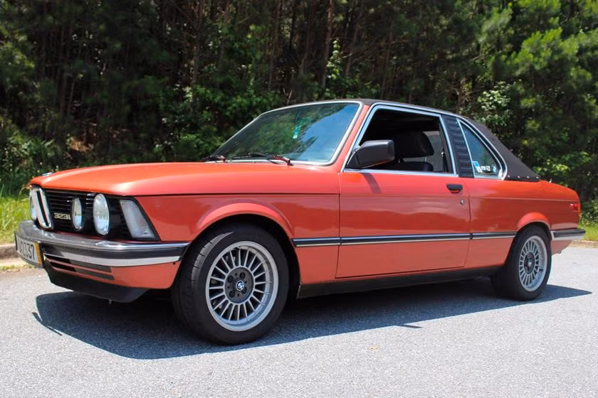 Trước khi phiên bản BMW E30 Series ra đời, hãng đã có được những thành công với mẫu xe E21 Series. Một nhà sản xuất xe tên Baur đã thuyết phục BMW chế tạo ra một chiếc E21 mui trần và E21 BMW Baur 3 Series đã ra đời, Baur tiếp tục đồng hành cùng BMW và thiết kế các phiên bản khác của E30 và E36 Series.