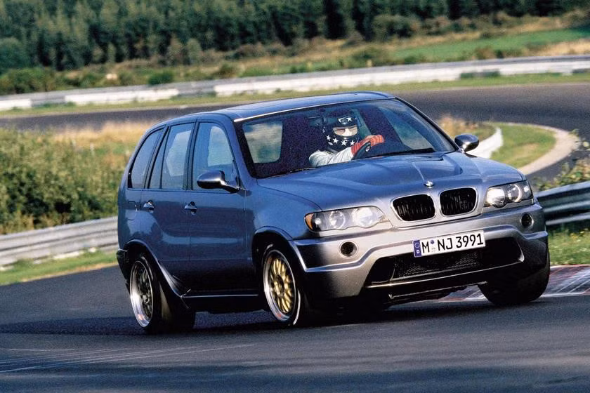 BMW X5 được ra đời từ những năm 2000, nhưng ít ai biết đến một biến thể của chiếc xe này với tên gọi BMW X5 LM. Động cơ 6.0L nguyên bản được thay thế bằng loại V12 LMR. Mẫu xe này từng lập kỷ lục tại trường đua "Địa ngục xanh" Nurburgring, Đức với thời gian hoàn thành một vòng đua chỉ mất 7 phút 50 giây.