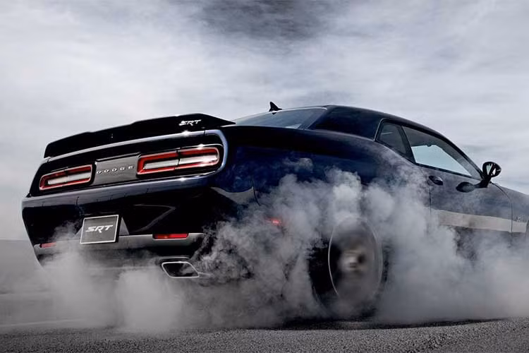 Phiên bản tiêu chuẩn của nó được trang bị máy xăng V6 3,6 lít, trong khi biến thể mạnh nhất là “Quỷ dữ” SRT Demon lại được cung cấp sức mạnh từ khối động cơ HEMI V8 6,2 lít siêu nạp, sản sinh công suất lên tới 840 mã lực (với xăng 100 octane). Đi kèm với đó là hai tùy chọn hộp số, bao gồm số sàn 6 cấp và số tự động 8 cấp.